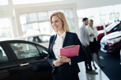 快樂寶貝女孩的新車體驗(yàn) 汽車銷售中的技術(shù)與人文融合